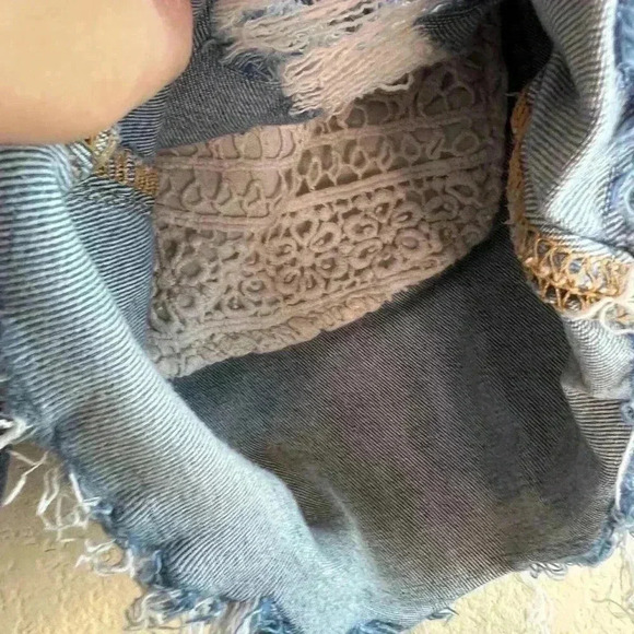 American Eagle Next Level Stretch MIDI Distressed Denim Shorts Lace Pockets 4 - Picture 2 of 5